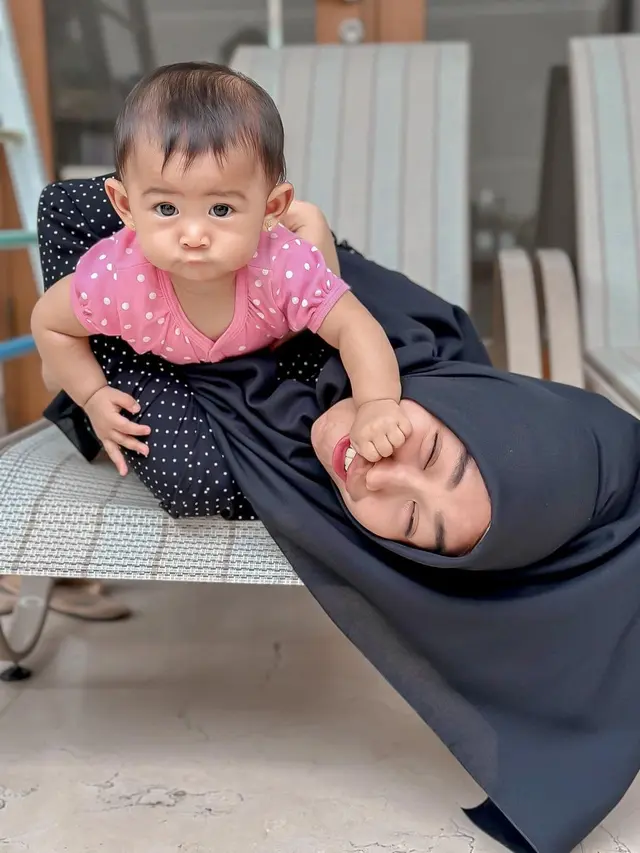 6 Potret Ria Ricis dan Baby Moana, Dari Pose Pakai Kacamata Hitam di ...