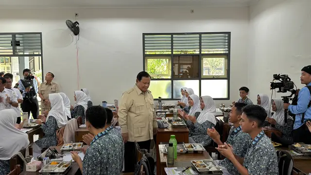 Prabowo saat meninjau hasil revitalisasi SMAN 1 Cilacap