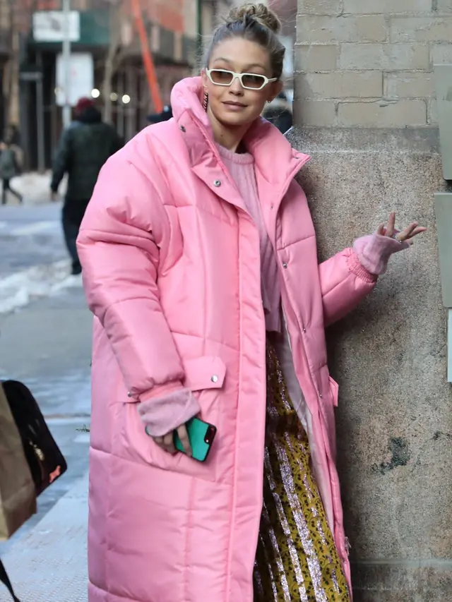 [Bintang] Pencinta Gaya Quirky, Coba Pakai Kacamata Bentuk Kapsul yang Semakin Trendy Ini