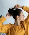 Memiliki gaya rambut yang rapi namun tetap terlihat effortless sering menjadi pilihan banyak perempuan modern. Salah satu gaya yang kini semakin populer adalah low twisted ponytail dengan soft curls. (foto/dok: freepik)