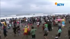 Seorang wisatawan asal Kota Banjar, Yusuf Suprianto, yang sedang berenang di Pantai Pangandaran, Jawa Barat, tewas terseret ombak.