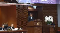Menaker  Yassierli saat mewakili Presiden RI menyampaikan Pendapat Akhir Pemerintah terhadap RUU tentang Pelindungan Ketenagakerjaan dalam Rapat Paripurna DPR. (Foto: Kemnaker)