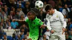 Penyerang Real Madrid, Alvaro Morata berusaha menyundul bola dari kawalan bek Sporting Lisbon dalam laga Liga Champions grup F di Stadion Santiago Bernabeu, Madrid, Spanyol (15/9). Madrid menang atas Sporting dengan skor 2-1. (REUTERS/Juan Medina)