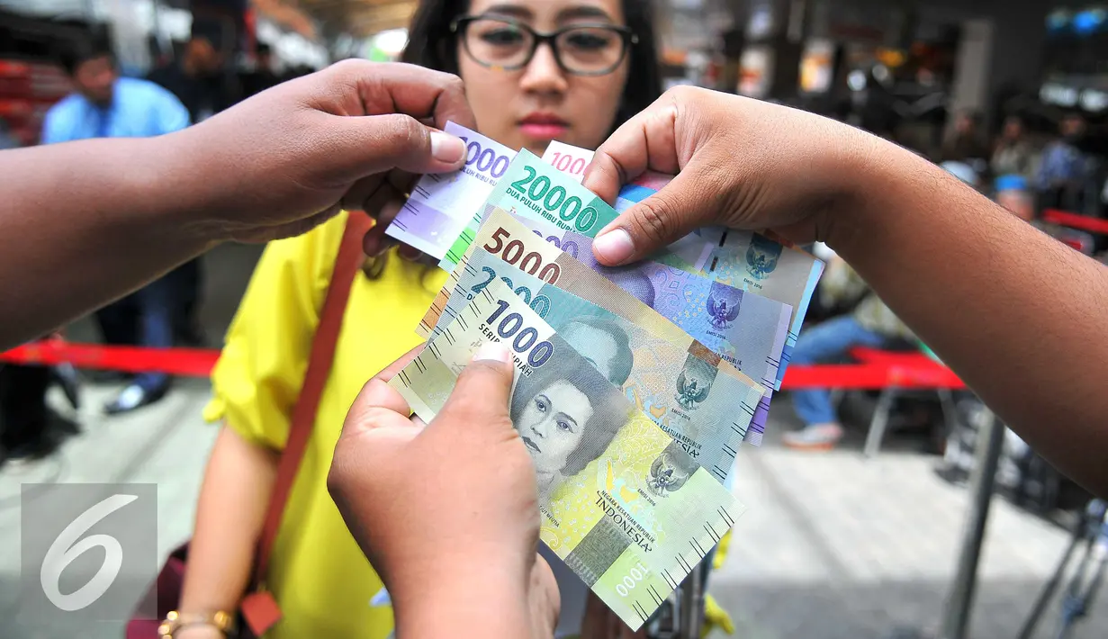 Beberapa pecahan uang baru yang sudah dikeluarkan oleh Bank Indonesia yang dapat ditukarkan di Blok M, Jakarta, Senin (19/12). Bank Indonesia (BI) hari ini meluncurkan 11 uang rupiah Emisi 2016 dengan gambar pahlawan baru. (Liputan6.com/Angga Yuniar)