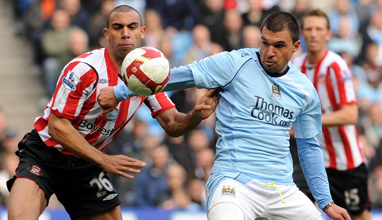 Valeri Bojinov. Striker Bulgaria berusia 36 tahun yang baru saja berseragam Septemvri Sofia ini pernah memperkuat Manchester City dua musim, 2007/2008 dan 2008/2009 usai didatangkan dari Fiorentina. Ia hanya tampil 12 laga di semua ajang dengan torehan 1 gol dan 1 assist. (AFP/Andrew Yates)