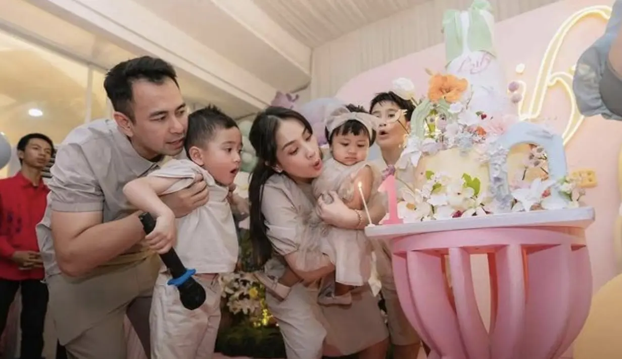 Lily mengenakan dress dengan nuansa khaki serta bandana yang hadirkan pesona menggemaskan. [Foto: Instagram/ Raffinagita]