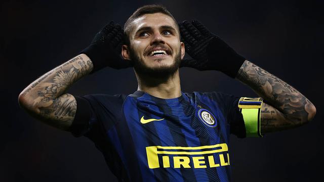 Striker Inter Milan, Mauro Icardi, merayakan gol yang dicetaknya ke gawang Crotone pada laga Serie A di Stadion San Siro, Italia, Minggu (6/11/2016). (AFP/Marco Bertorello)