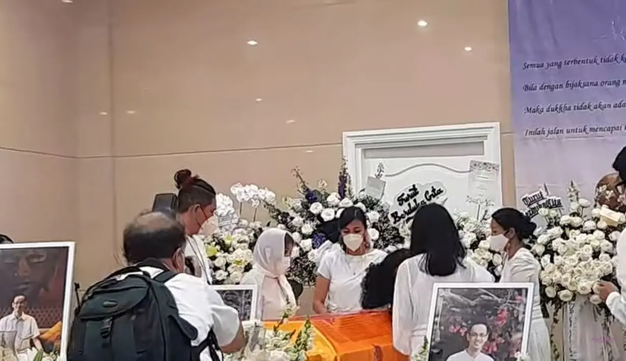 Tak kuasa melepas kepergian ayah sambungnya, Keenan Avalokita yang selesai berdoa terlihat bersedih. Ia pun langsung mendekatkan kepalanya di atas peti jenazah Reza Gunawan. (Foto: YouTube)