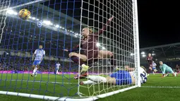 Pemain Manchester City, Erling Haaland (tengah) mencetak gol ke gawang Brighton pada laga lanjutan Liga Inggris 2024/2025 yang berlangsung di American Express Community Stadium, Brighton, Inggris, Minggu (10/11/2024) WIB. (AP Photo/Alastair Grant)