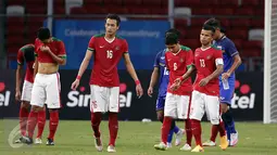 Sejumlah pemain timnas Indonesia U-23 tertunduk usai dikalahkan dikalahkan Thailand dalam semifinal sepak bola SEA Games ke-28 di National Stadium Singapore, Sabtu (13/6/2015). Indonesia kalah 0-5. (Liputan6.com/Helmi Fithriansyah)