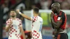 Reaksi kecewa pemain Belgia,&nbsp;Romelu Lukaku setelah gagal mengantarkan timnya melaju ke babak 16 besar saat matchday ketiga Grup F Piala Dunia 2022 melawan Kroasia di Ahmad Bin Ali Stadium, Kamis (01/12/2022). (AP/Francisco Seco)