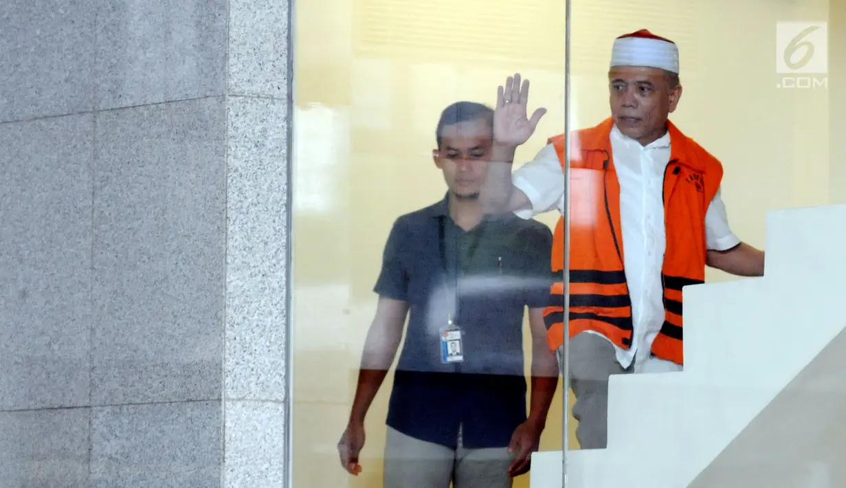 Gubernur nonaktif Aceh Irwandi Yusuf (kanan) melambaikan tangan saat akan menjalani pemeriksaan lanjutan di Gedung KPK, Jakarta, Jumat (24/8). Irwandi Yusuf menjalani pemeriksaan lanjutan terkait dugaan korupsi dana Otsus Aceh. (Merdeka.com/Dwi Narwoko)