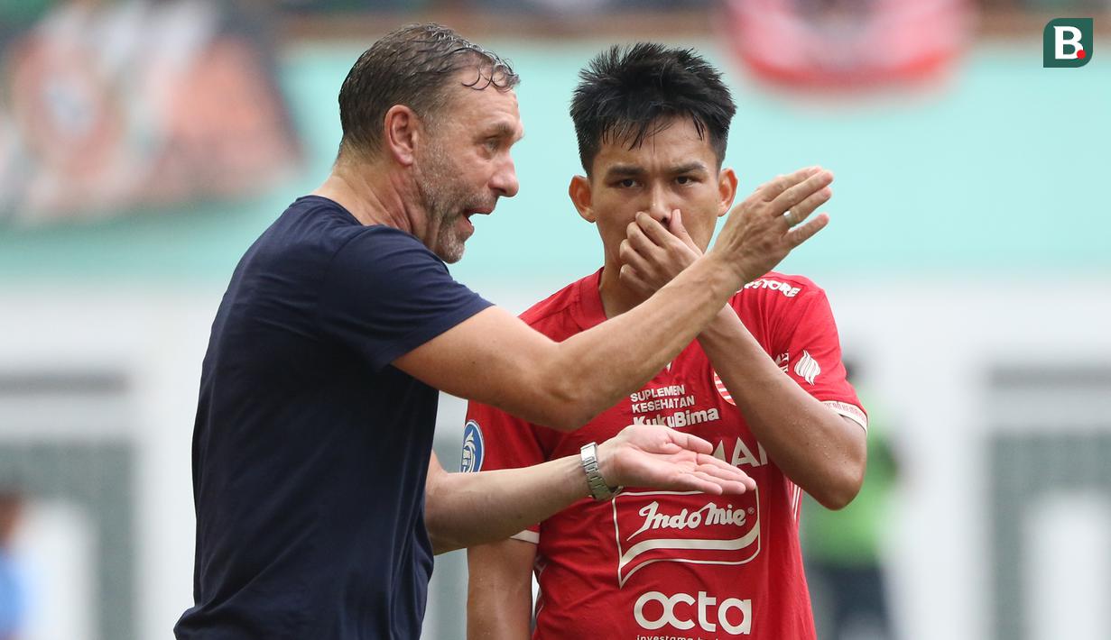 <p>Pelatih Persija Jakarta, Thomas Jens Uwe Doll memberikan instruksi kepada Witan Sulaiman saat pertandingan lanjutan pekan ke-25 BRI Liga 1 2022/2023 melawan Bhayangkara FC yang berlangsung di Stadion Wibawa Mukti, Cikarang, Jawa Barat, Kamis (16/2/2023). (Bola.com/Ikhwan Yanuar)</p>