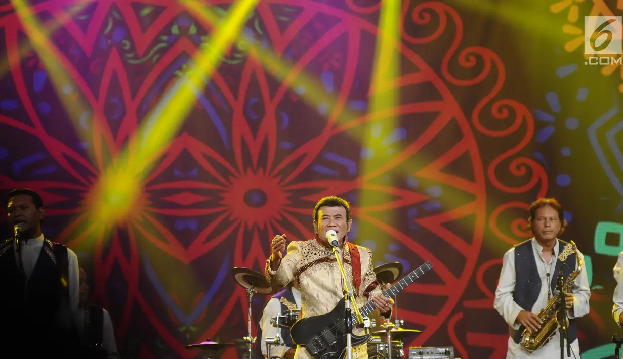 Aksi panggung Rhoma Irama saat HUT Indosiar ke-23 di Jakarta Convention Center (JCC), Kamis (11/1). Rhoma membawakan dua lagu India salah satunya berjudul Bole Chudiyan. (Liputan6.com/Helmi Fithriansyah)