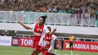 Selebrasi gelandang PSM Makassar, Rasyid Bakri dalam lanjutan TSC 2016 di Stadion Pakansari, Bogor Jawa Barat, Minggu (29/5/2016). (Bola.com/Nicklas Hanoatubun)