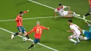 Pemain Isco bersiap melakukan tendangan yang akhirnya membuahkan gol saat melawan Maroko dalam pertandingan Piala Dunia 2018 di Stadion Kaliningrad, Rusia (25/6). (AP/Michael Sohn)