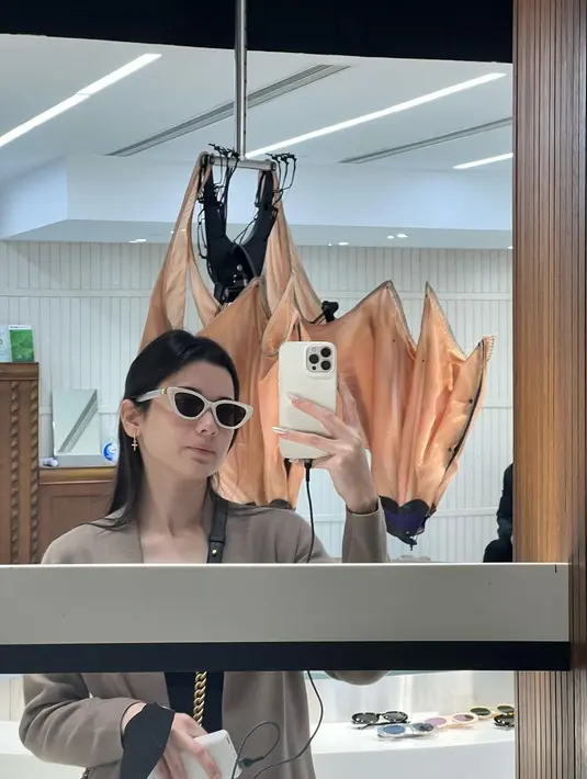 Memiliki jiwa yang muda, ia selalu berpenampilan menawan. Bahkan sosoknya disebut-sebut sebagai perempuan tercantik di TikTok. [Foto: Instagram/ Iris Wullur]