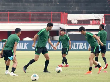 Pemain Timnas Indonesia, Otavio Dutra, bersama rekan-rekannya saat latihan di Stadion I Wayan Dipta, Bali, Senin (14/10). Latihan ini persiapan jelang laga Kualifikasi Piala Dunia 2022 melawan Vietnam. (Bola.com/Aditya Wany)