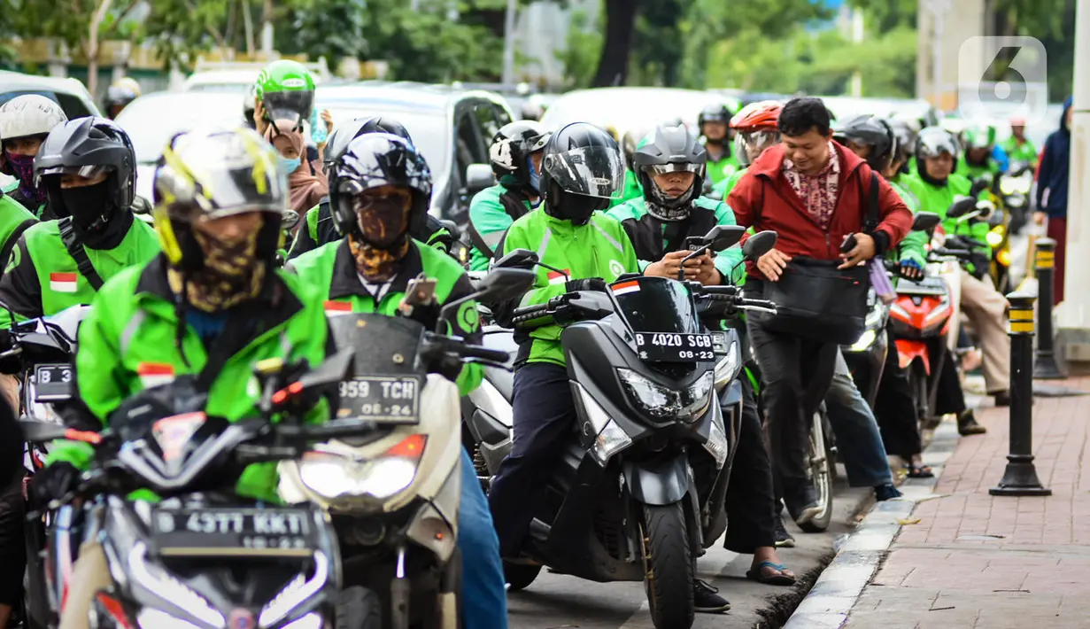 Ojek online menunggu dan menurunkan penumpang di Jakarta, Kamis (20/2/2020). Rencananya, tarif batas bawah ojek online yang kini Rp 2.000 per kilometer akan naik menjadi Rp 2.500. (Liputan6.com/Angga Yuniar)