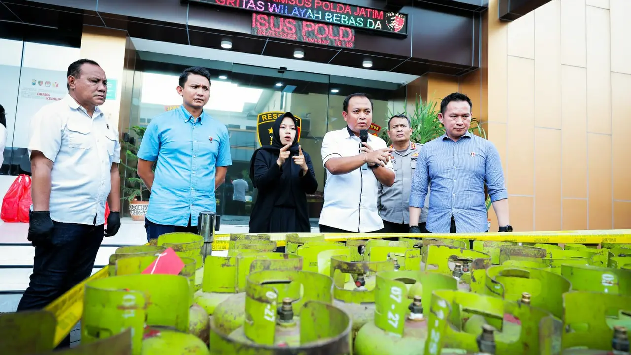 Rilis kasus pengoplosan LPG Polda Jatim. (Foto: Liputan6.com/Dian Kurniawan)