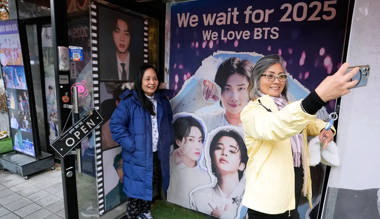Jimin, Jungkook, RM, dan V akan bertugas hingga Juni 2025. Agensi BigHit Music berharap bahwa grup BTS akan kembali beraktivitas secara full usai hiatus nanti. (AP Photo/Ahn Young-joon)