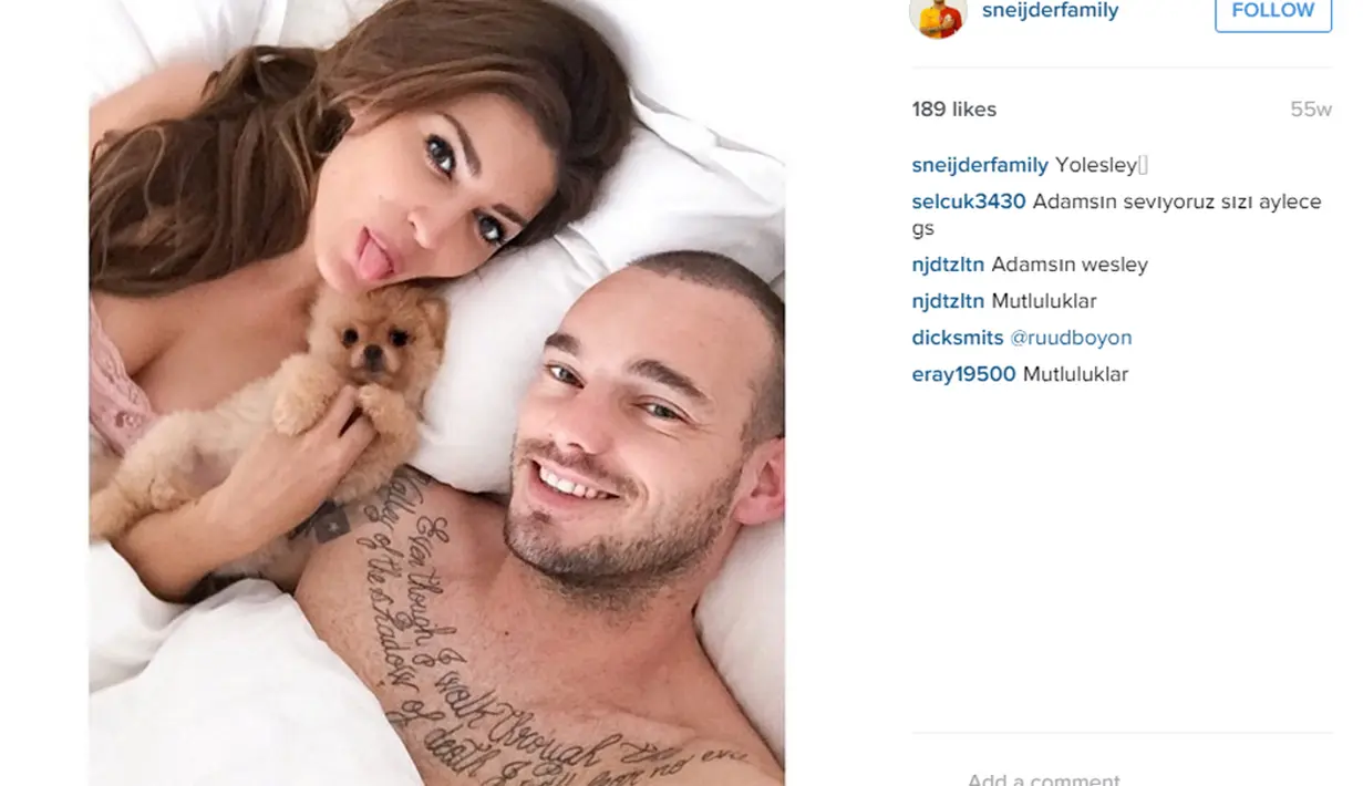 Pemain Timnas Belanda dan Galatasaray, Wesley Sneijder bersama istrinya berfoto dengan anjingnya yang lucu sebelum tidur. (Photo/Instagram) 
