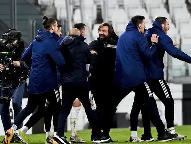 Pelatih Juventus, Andrea Pirlo (tengah) merayakan kemenangan dengan para pemain usai pertandingan melawan Inter Milan pada leg kedua babak semifinal Coppa Italia di Turin Allianz Stadium, Italia, Rabu (10/2/2021).  Juventus bermain imbang atas Inter Milan 0-0. (Marco Alpozzi/LaPresse via AP)