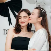 Syifa Hadju Saat Berikan Kejutan Bridal Shower Haviza Devi Anjani. [@havizadevianjani]