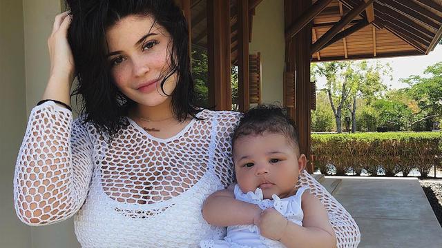 Pakai Bikini Kylie Jenner Pamer Perut Rata Usai Melahirkan