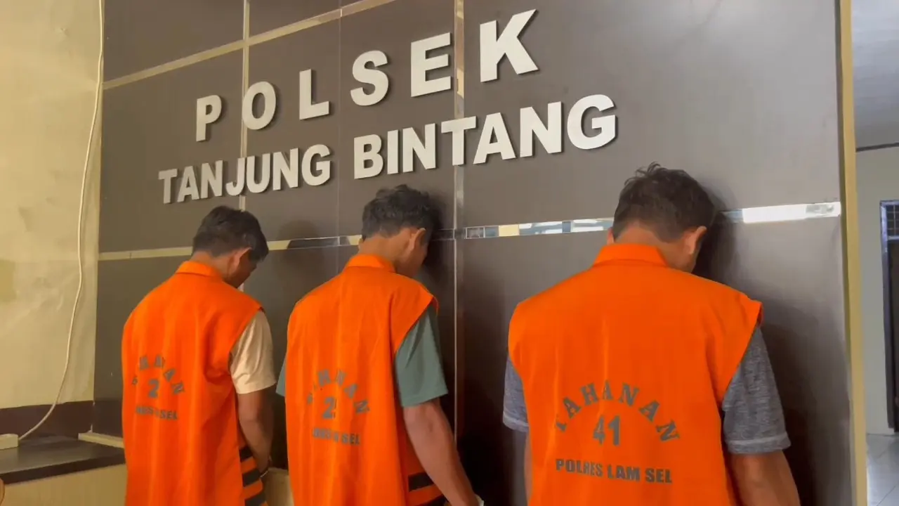 Tiga tersangka sindikat pencurian kantor balai desa di Lampung Selatan, diringkus polisi (Liputan6.com/Ardi)