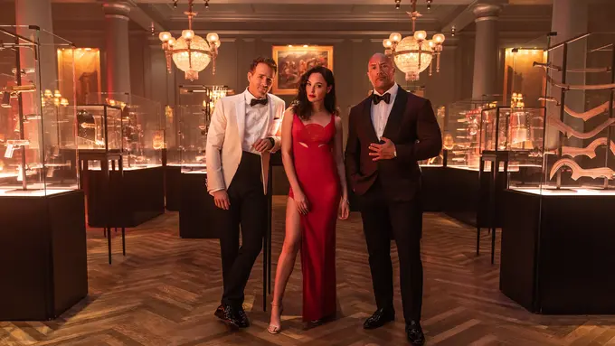 Ryan Reynolds, Gal Gadot, Dwayne Johnson, dalam Red Notice. (Netflix)
