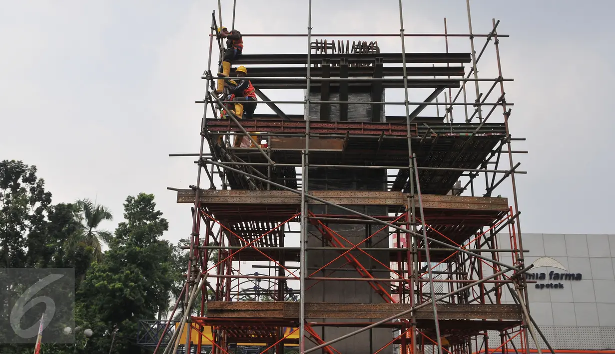 Beberapa pekerja terlihat menyelesaikan tiang pancang kereta cepat massal di kawasan Blok M, Jakarta, Selasa (30/6/2015). Proyek tiang pancang ini terus dikebut meski memasuki bulan Ramadan (Liputan6.com/Herman Zakharia)