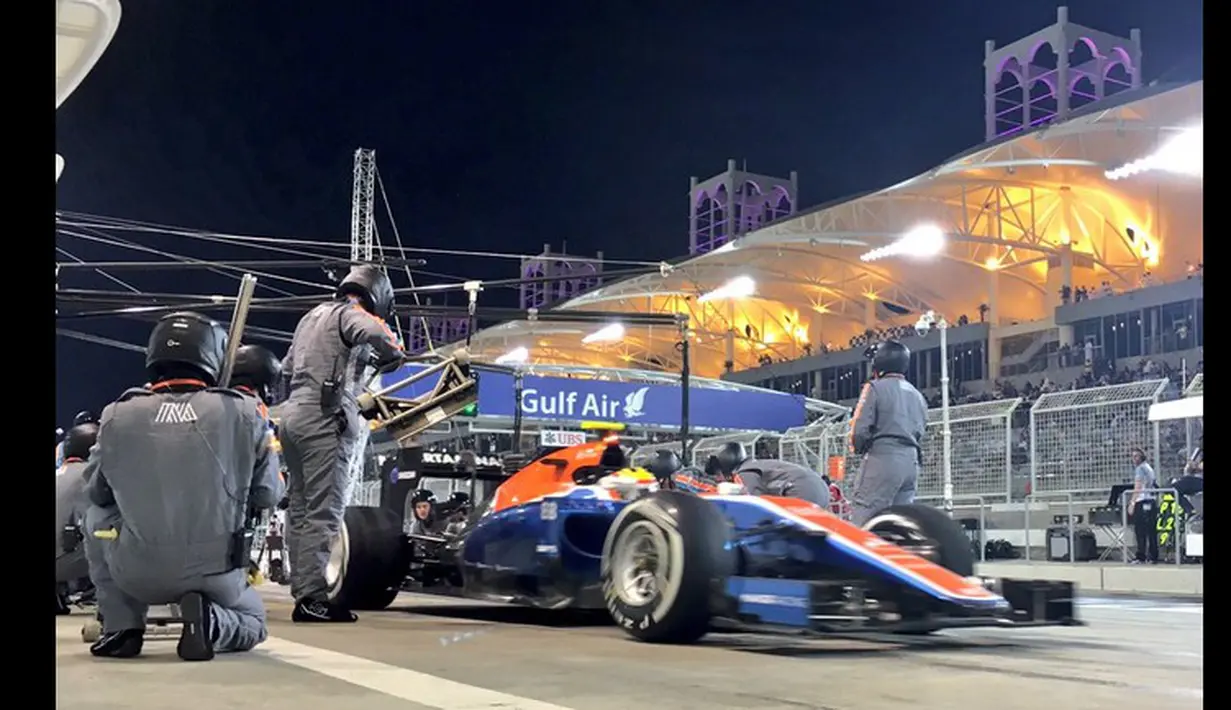 Pebalap Manor Racing asal Indonesia, Rio Haryanto, berhasil finis ke-17 F1 GP Bahrain di Sirkuit Internasional Sakhir, Bahrain, Minggu (3/4/2016). (Bola.com/Twitter/Manorracing)