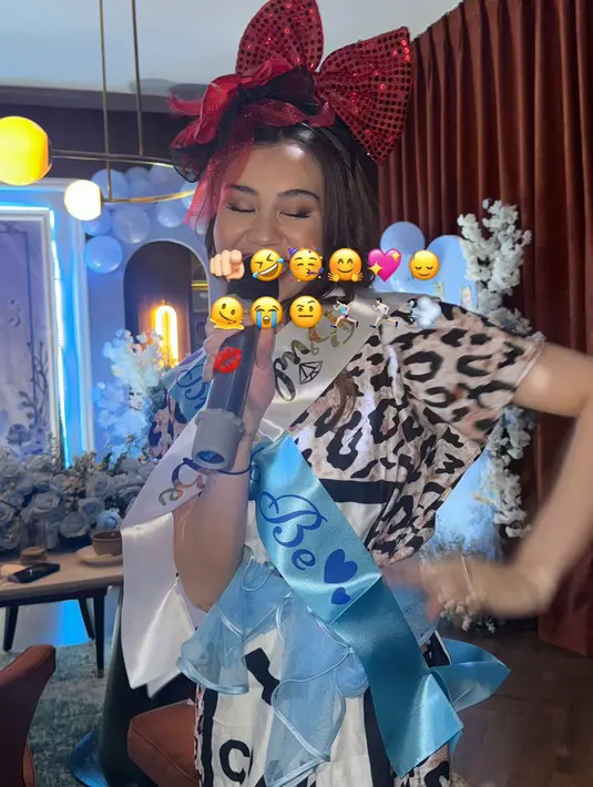 Dipadukan dengan pashmina satin sebagai slayer di leher dan pita hitam merah [@amelcarla]