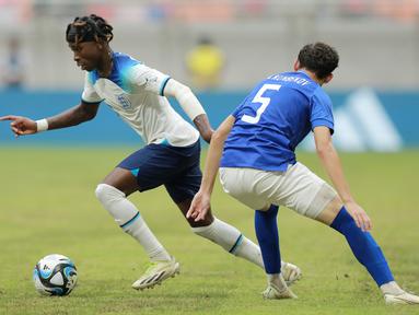 Pemain Timnas Inggris U-17, Joel Ndala, berusaha melewati pemain Uzbekistan U-17, Rustam Ashurmatov, pada babak 16 besar Piala Dunia U-17 2023 di Jakarta International Stadium (JIS), Rabu (22/11/2023). (Bola.com/M Iqbal Ichsan)