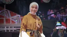 Hampir sepekan terakhir Lesti Kejora jadi perbincangan hangat masyarakat Indonesia setelah melaporkan sang suami, Rizky Billar, ke Polres Metro Jakarta Selatan atas dugaan kekerasan dalam rumah tangga alias KDRT, Rabu (28/9/2022). Pelantun &ldquo;Tirani&rdquo; kemudian dilarikan ke Rumah Sakit Bunda, Jakarta untuk dirawat intensif. Mari kenang lagi sejumlah potret Lesti Kejora dalam hijab putih. (Foto: Dok. Instagram @lestykejora)