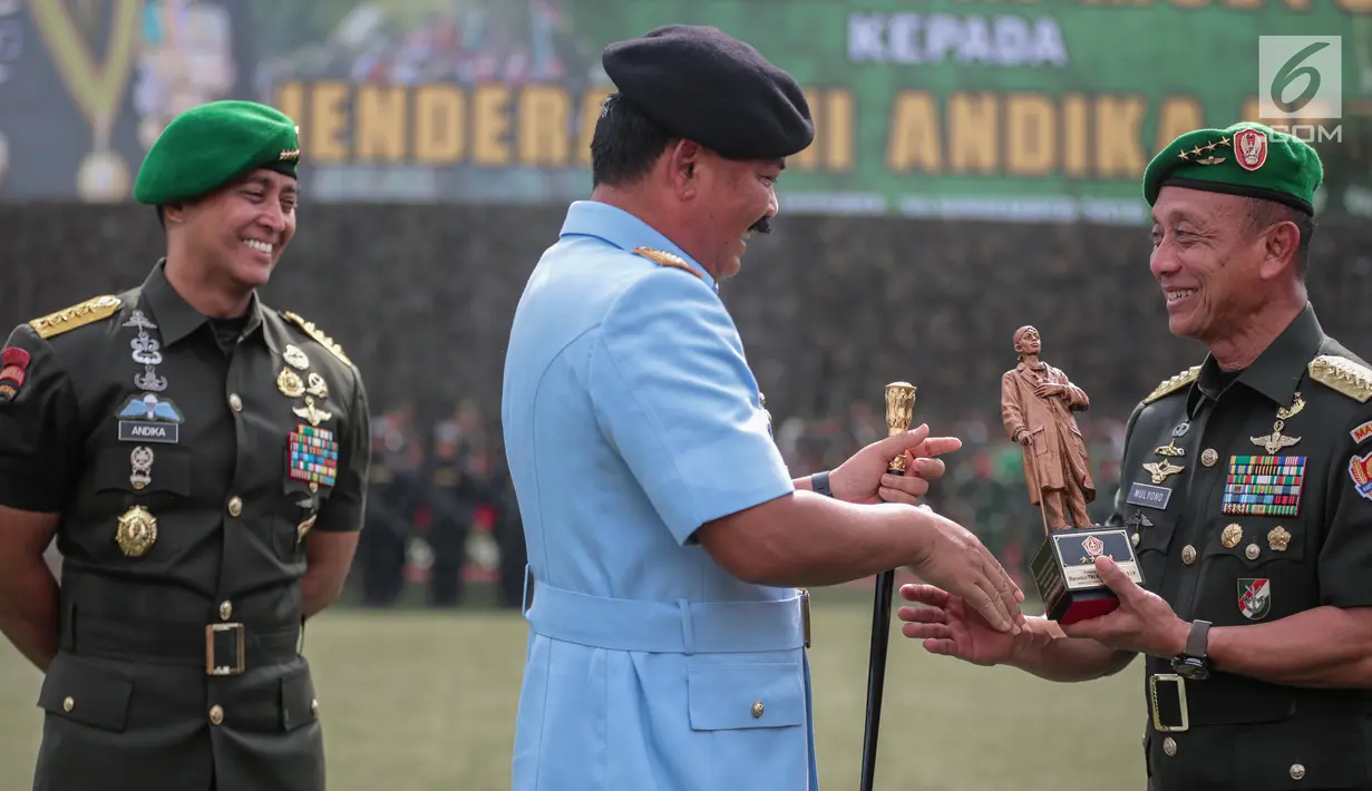 Panglima TNI Marsekal Hadi Tjahjanto memberikan cendera mata kepada pejabat lama KSAD Jenderal Mulyono seusai sertijab KSAD di Jakarta, Kamis (29/11). Mulyono resmi menyerahkan jabatan KSAD kepada Jenderal Andika Perkasa. (Liputan6.com/Faizal Fanani)