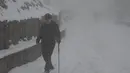 Pejalan kaki menuruni Kompleks Olahraga dan Rekreasi Tochal yang bergunung-gunung saat salju turun, di utara Teheran, Iran (24/12/2022). Dalam beberapa minggu terakhir pihak berwenang sering memperingatkan tentang penurunan tingkat air di belakang bendungan di seluruh negeri terutama di sekitar ibu kota Teheran. (AP Photo/Vahid Salemi)