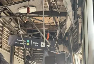Benturan dari truk menyebabkan sejumlah bagian halte Transjakarta Tebet Eco Park mengalami kerusakan. (Foto: Tangkapan Layar Sosmed)