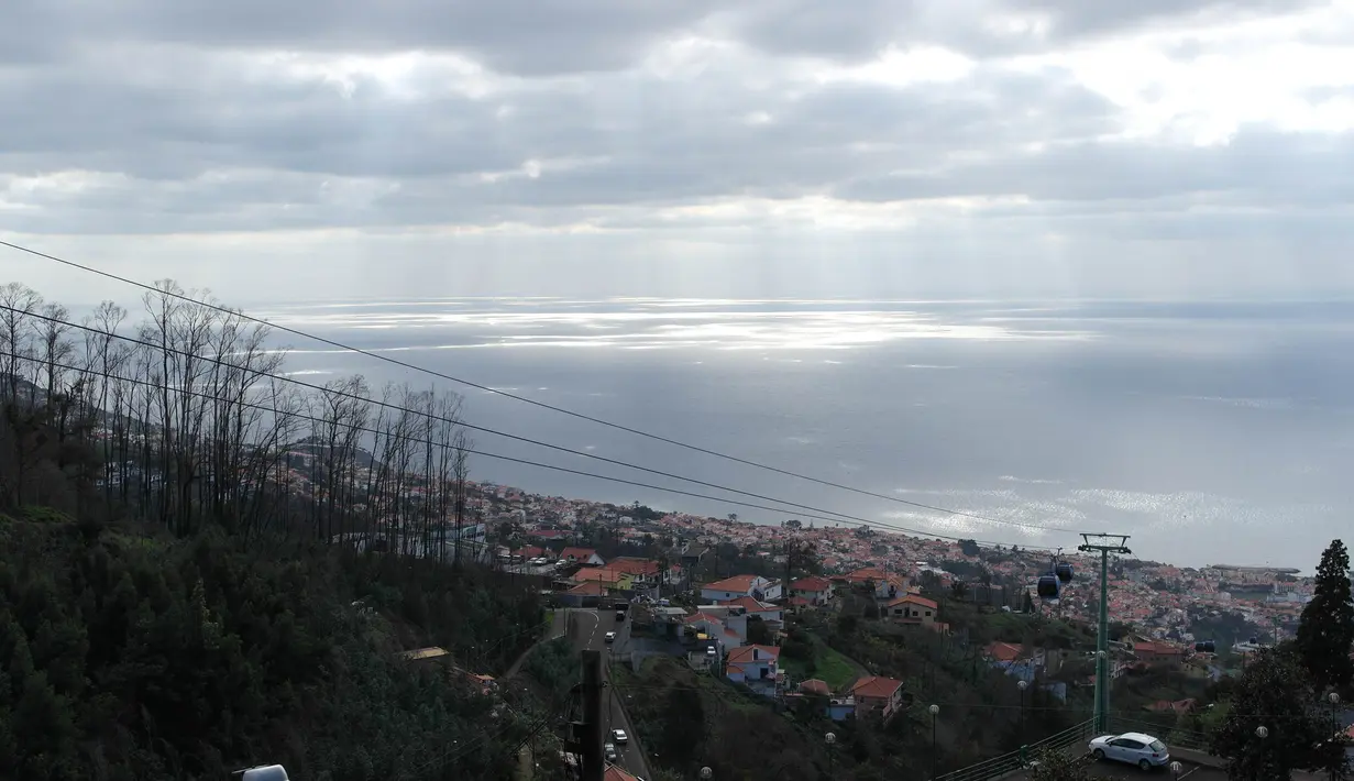 Pemandangan keindahan Funchal, Portugal saat dipandang dari ketinggian. Kota ini merupakan tempat bintang Real Madrid, Cristiano Ronaldo, lahir dan dibesarkan. (Bola.com/Reza Khomaini)