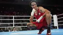 Petinju berumur 25 tahun itu mendapatkan dukungan penuh dari masyarakat Aljazair kala masuk ke ring untuk melakoni partai final Olimpiade 2024. (AP Photo/Ariana Cubillos)