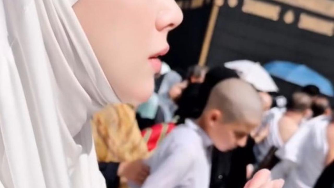 Meski Bercadar, Celine Evangelista Tetap Terlihat Cantik dan Anggun Pakai Gamis Putih saat Jalani Umrah Perdana