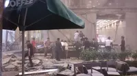 Sejumlah orang mengevakuasi korban dari robohnya balkon lantai 1 tower II Bursa Efek Indonesia (BEI) roboh, Jakarta, Senin (15/1). Insiden itu menyebabkan kerusakan di bagian gedung kawasan Bisnis Sudirman tersebut. (Liputan6.com/istimewa)