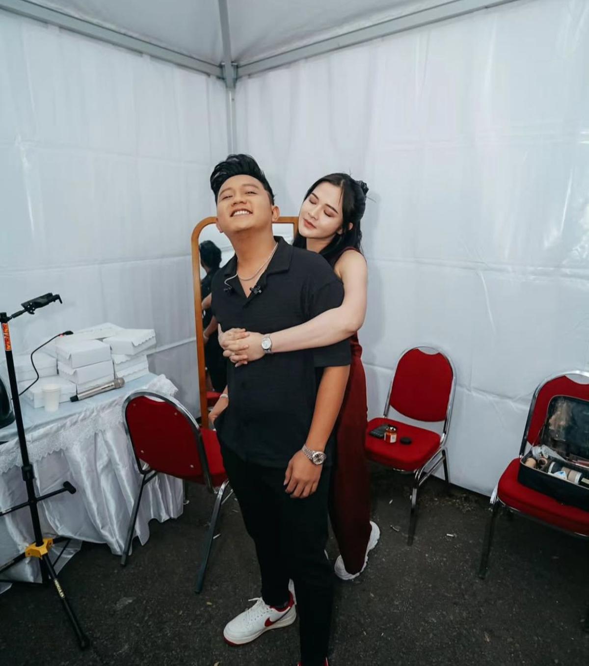 7 Potret Bella Bonita Temani Denny Caknan di Backstage, Bukti Kesetiaan yang Romantis