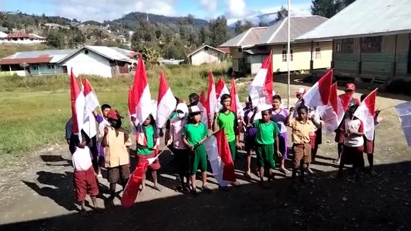 Anak-anak Papua Ramai-ramai Kibarkan Bendera Merah Putih