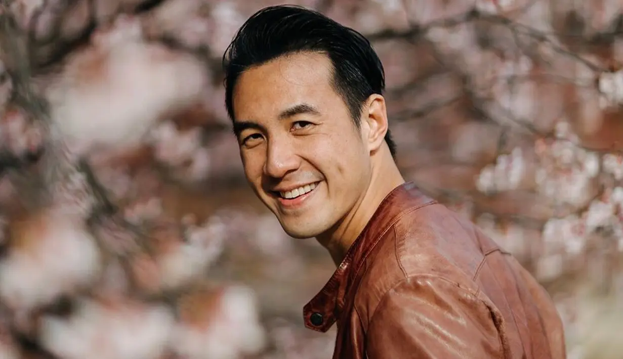 "Kalau pacaran kan mudah banget buat bilang putus, makanya gue suka mudah ngomong cerai, egois, anak-anak banget dulu. Gue akhirnya jadi suami setelah 1,5 -2 tahun nikah. Nggak mudah jadi suami, butuh pengorbanan" kata Daniel Mananta. (Instagram/vjdaniel)