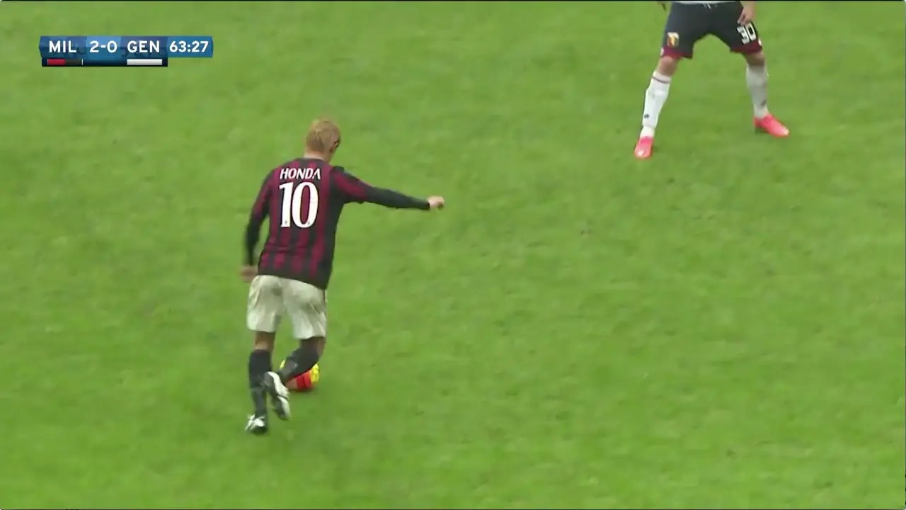 Gol Spektakuler Honda Menghujam Gawang Genoa