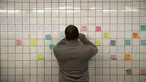 Warga menempel pesan post-it sebagai bagian dari 'subway therapy' di dinding stasiun Union Square, New York, Kamis (10/11). Subway therapy digunakan kaum komuter yang kesal dan kecewa dengan terpilihnya Donald Trump sebagai Presiden AS. (DREW ANGERER/AFP)