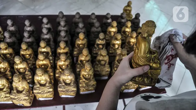 FOTO: Gotong Royong Mencuci Patung Buddha Tidur Jelang Imlek