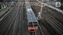 KRL melintas di Stasiun Jatinegara, Jakarta, Selasa (27/7/2021). VP Corporate Secretary KAI Commuter Anne Purba mengungkapkan jumlah penumpang KRL mengalami peningkatan hingga 25 persen sejak penerapan PPKM Level 4. (merdeka.com/Iqbal S. Nugroho)